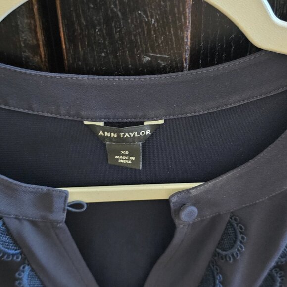 Ann Taylor sleeveless blouse in navy blue with a split neck size  XS - Picture 3 of 4